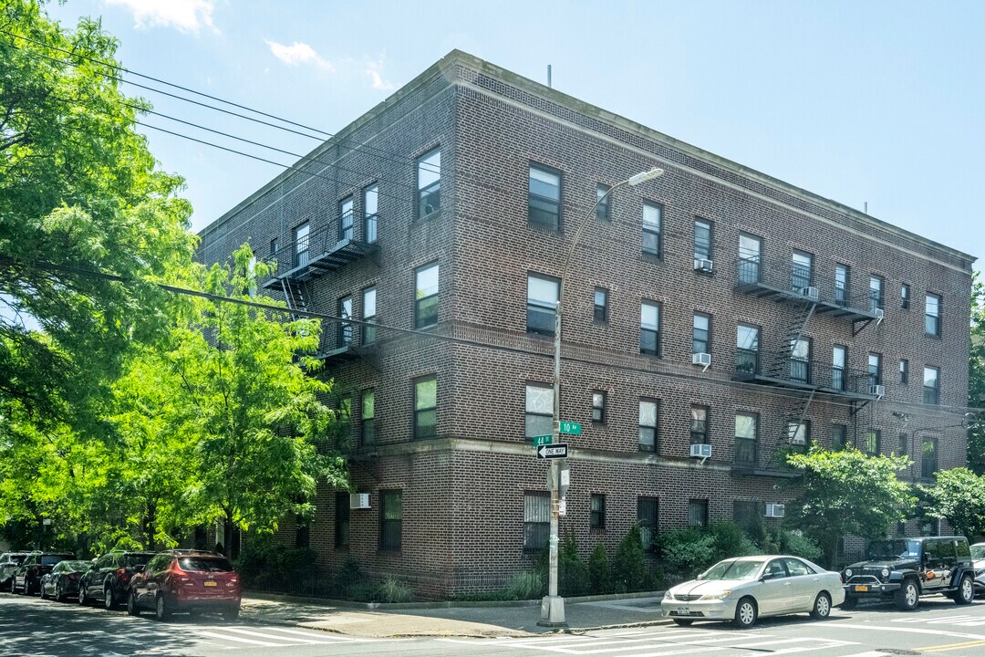 TRI-SENIOR HOUSING in Brooklyn, NY - Foto de edificio