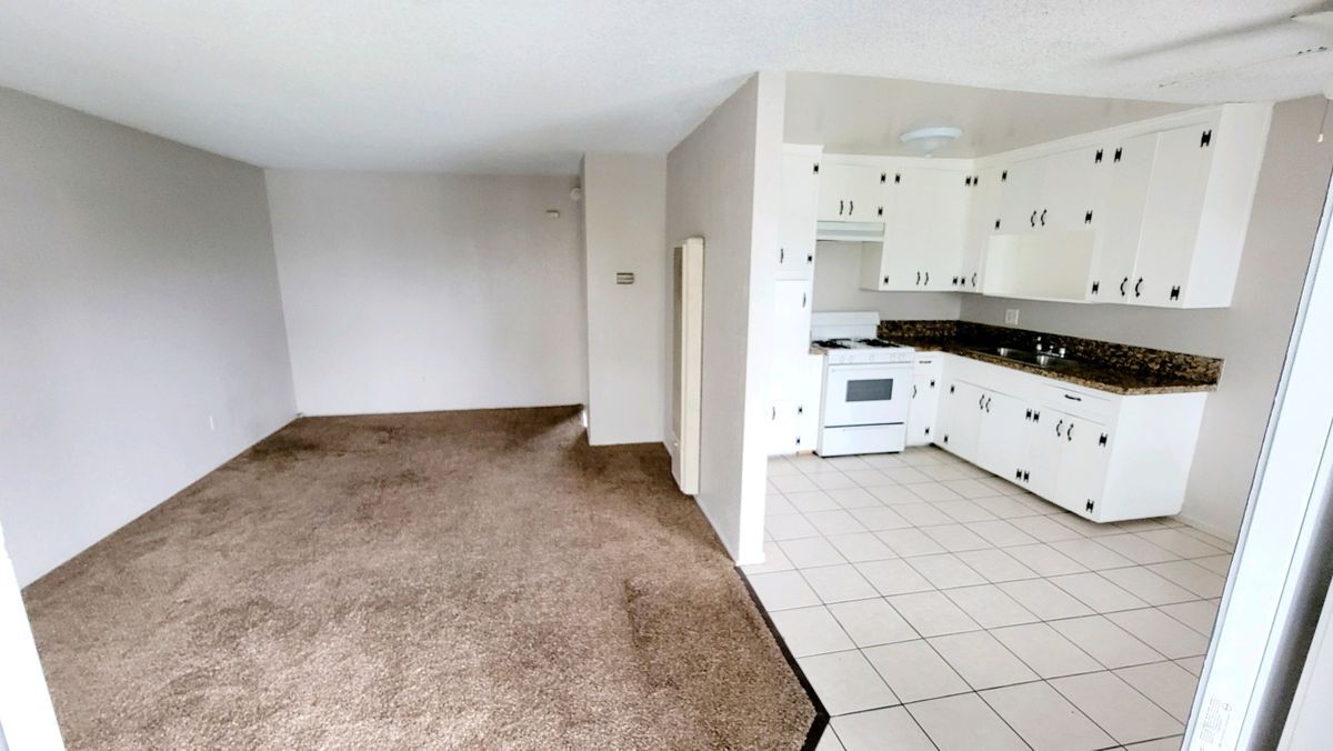 1210 W Stoneridge Ct in Ontario, CA - Foto de edificio