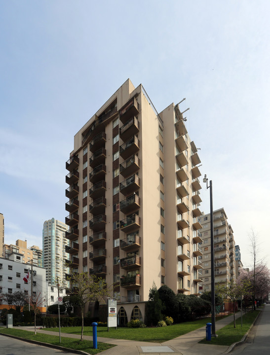 Casa Bella Apartments in Vancouver, BC - Building Photo