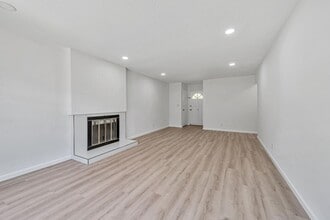 301 Chesapeake Ave in Foster City, CA - Building Photo - Building Photo