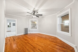 2443 W Gunnison St in Chicago, IL - Building Photo - Building Photo