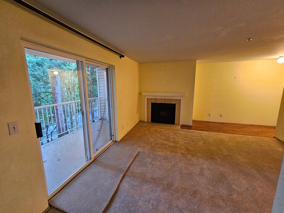19230 Forest Park Dr NE, Unit C209 in Lake Forest Park, WA - Building Photo