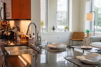 Park Lafayette Towers in Milwaukee, WI - Foto de edificio - Building Photo