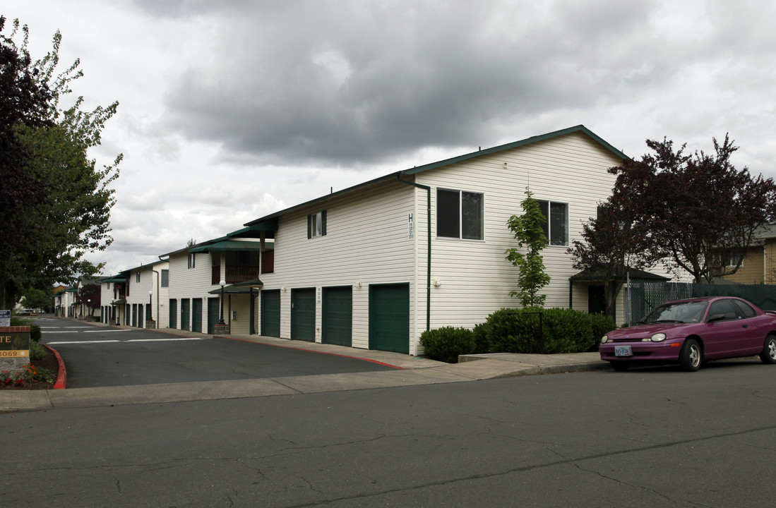 Emerald Pointe Apartments in Gresham, OR - Building Photo