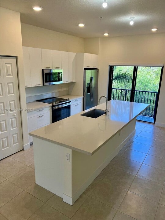 8031 NW 104th Ave in Doral, FL - Building Photo