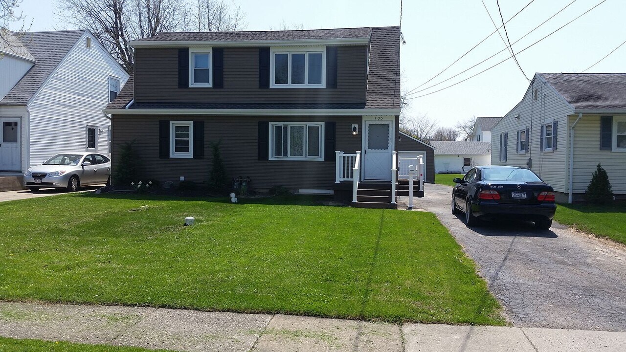 105 Chalmers St in Williamsville, NY - Building Photo