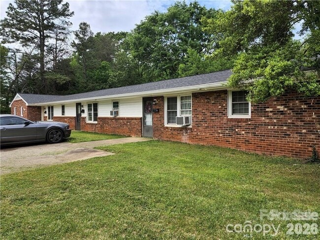 151 Crescent Dr in Forest City, NC - Building Photo - Building Photo