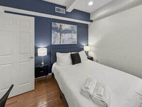 242 S 17th St in Philadelphia, PA - Building Photo - Building Photo