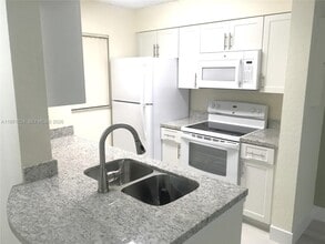 2831 N Oakland Forest Dr in Oakland Park, FL - Building Photo - Building Photo