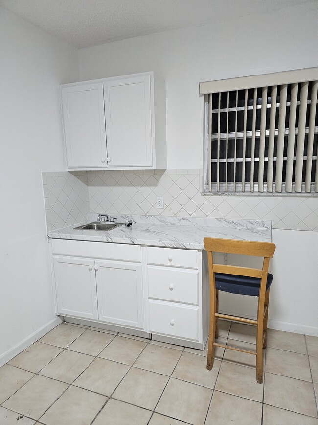 3165 W 2nd Ave, Unit Efficiency in Hialeah, FL - Building Photo - Building Photo