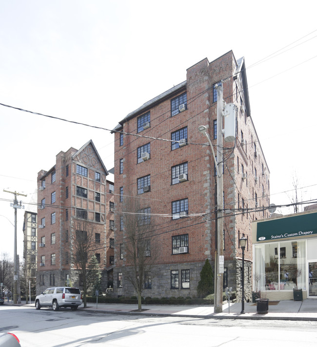 White Hall Apartments in Bronxville, NY - Foto de edificio - Building Photo