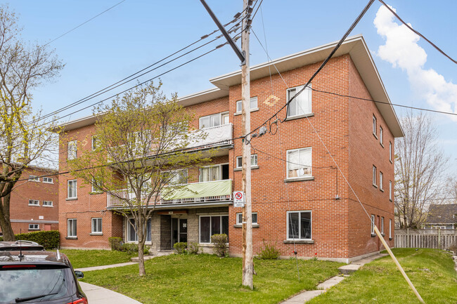 1455 Du Painter Circle Rue in St. Laurent, QC - Building Photo - Building Photo