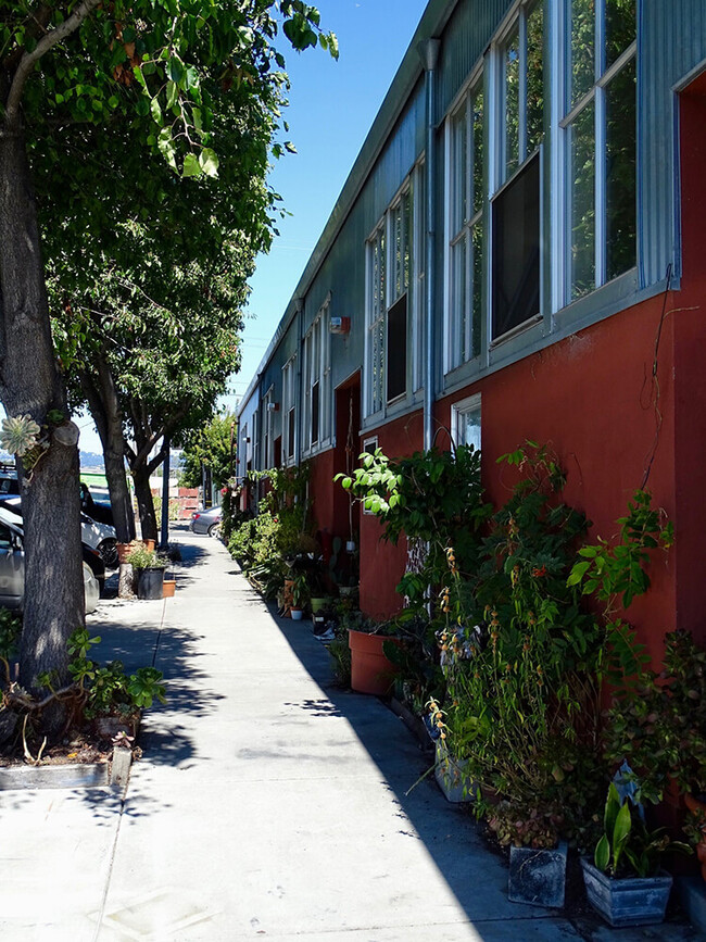 Boathouse Lofts in Oakland, CA - Foto de edificio - Building Photo