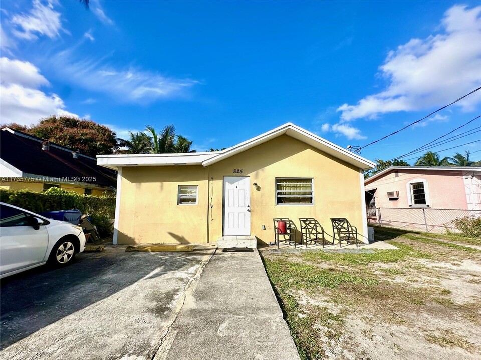 825 NW 107th St in Miami, FL - Building Photo