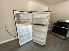 4831 Sycamore Ave in Pasadena, TX - Building Photo - Building Photo