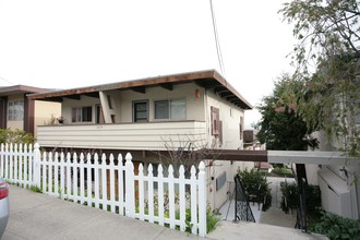 1625 Sixth Ave in Belmont, CA - Building Photo - Building Photo