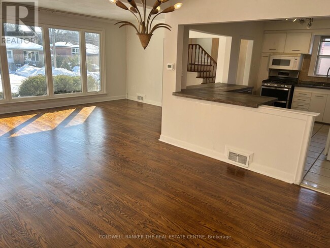 294 Betty Ann Dr in Toronto, ON - Building Photo - Building Photo