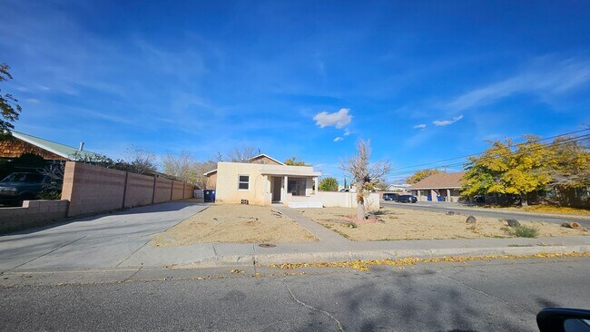 5321 Marble Pl NE in Albuquerque, NM - Building Photo - Building Photo
