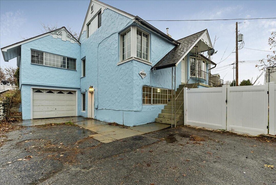 4233 S Holladay Blvd in Holladay, UT - Building Photo