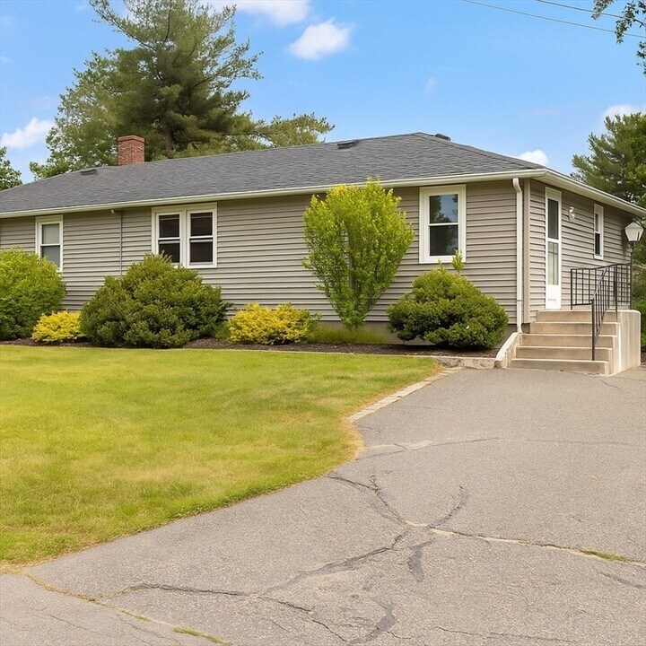 42 Neillian St in Bedford, MA - Building Photo