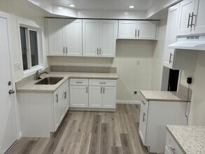 12300 Manor Dr, Unit A in Hawthorne, CA - Foto de edificio - Building Photo