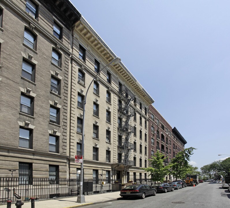 The Colonial in New York, NY - Foto de edificio