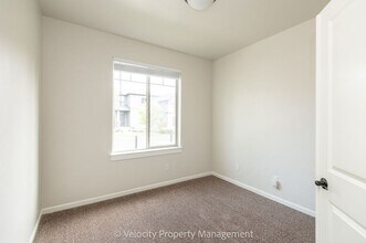 20797 NE Sierra Dr in Bend, OR - Building Photo - Building Photo