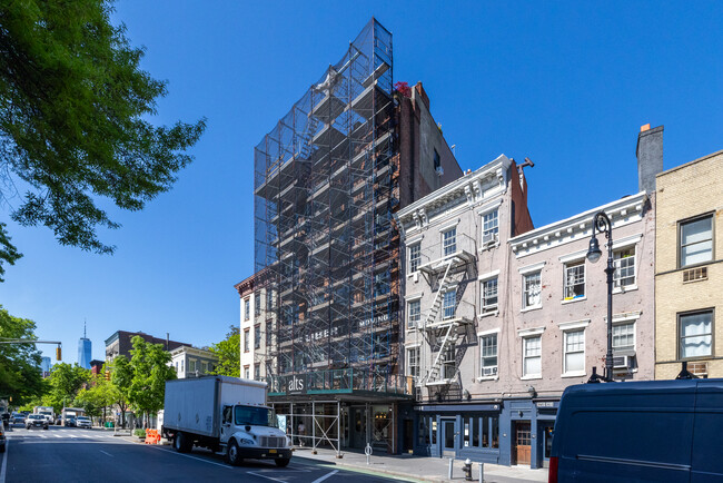 571 Hudson St in New York, NY - Building Photo - Building Photo