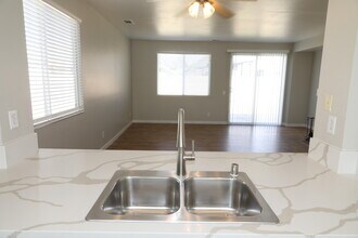 1559 Ave H4 in Lancaster, CA - Building Photo - Building Photo