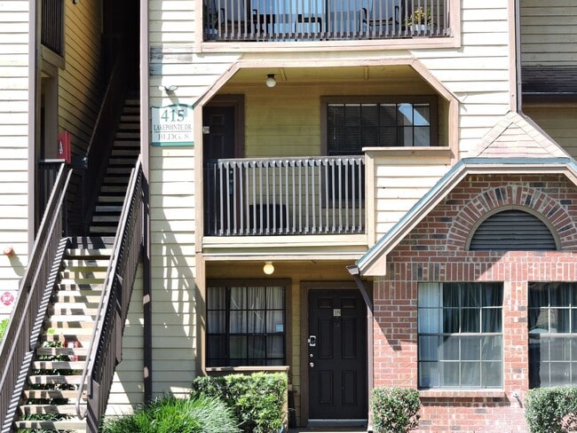 415 LAKEPOINTE Dr in Altamonte Springs, FL - Building Photo - Building Photo
