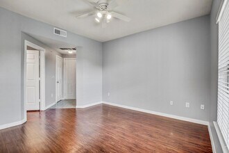 2320 Gracy Farms Ln, Unit 1024 in Austin, TX - Building Photo - Building Photo