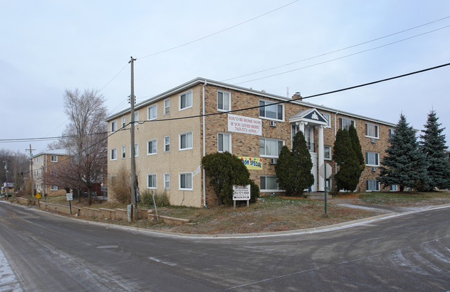 Winthrop Court Apartments in Columbia Heights, MN - Foto de edificio - Building Photo