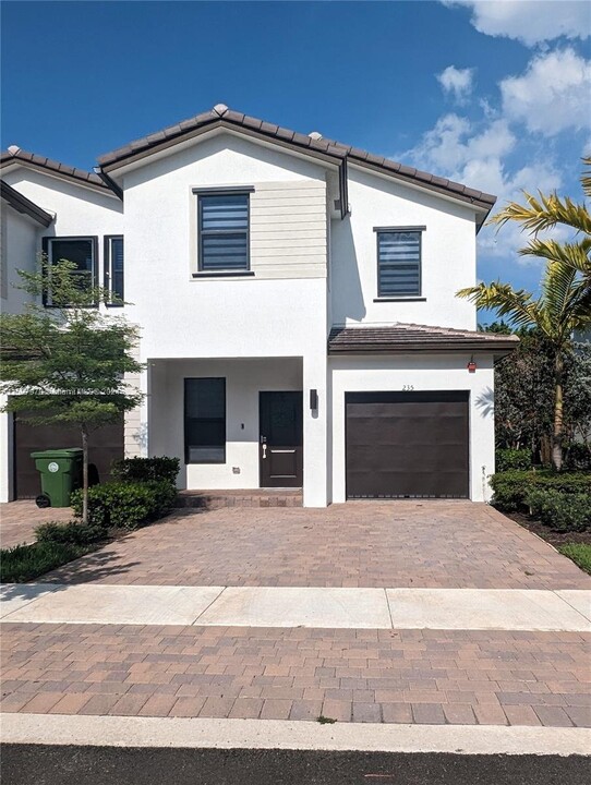 235 SW 159th Terrace in Pembroke Pines, FL - Building Photo