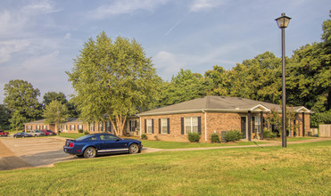 Cottonwood Estates Apartments in Covington, TN - Building Photo - Building Photo