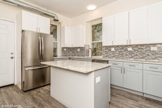 1345 N Maplewood Ave-Unit -1 in Chicago, IL - Building Photo - Building Photo