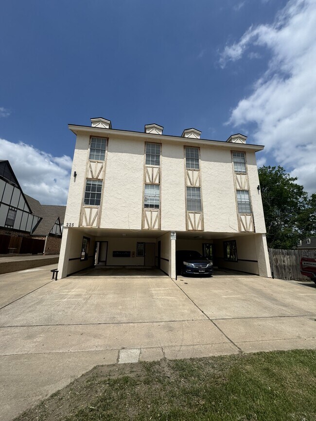 225 E University Dr in Denton, TX - Building Photo - Building Photo