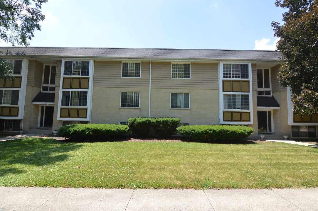 372 S Eastern Ave in Barrington, IL - Building Photo