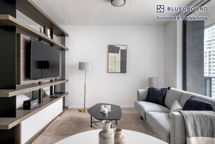 230 NE 4th St in Miami, FL - Building Photo