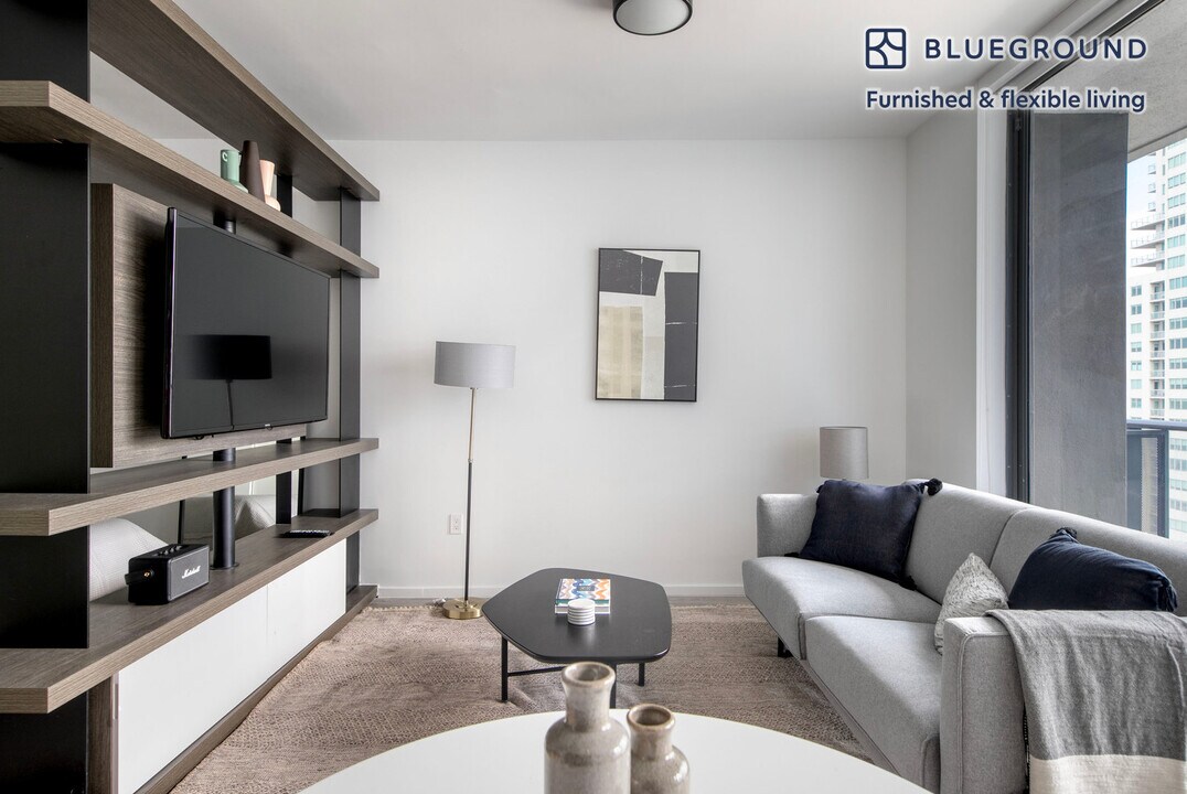 230 NE 4th St in Miami, FL - Building Photo