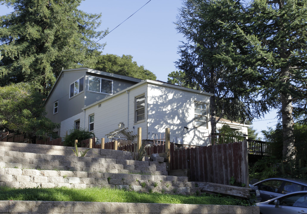 7982 Hillmont Dr in Oakland, CA - Building Photo