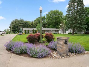 1158 E Northshore Dr in Syracuse, IN - Foto de edificio - Building Photo