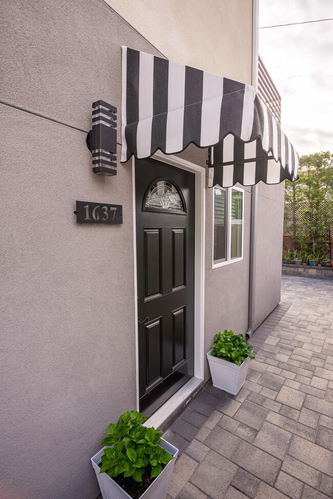 property at 1637 N Allen Ave