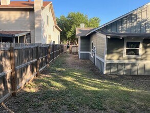 8015 Copper Trail Dr in San Antonio, TX - Foto de edificio - Building Photo
