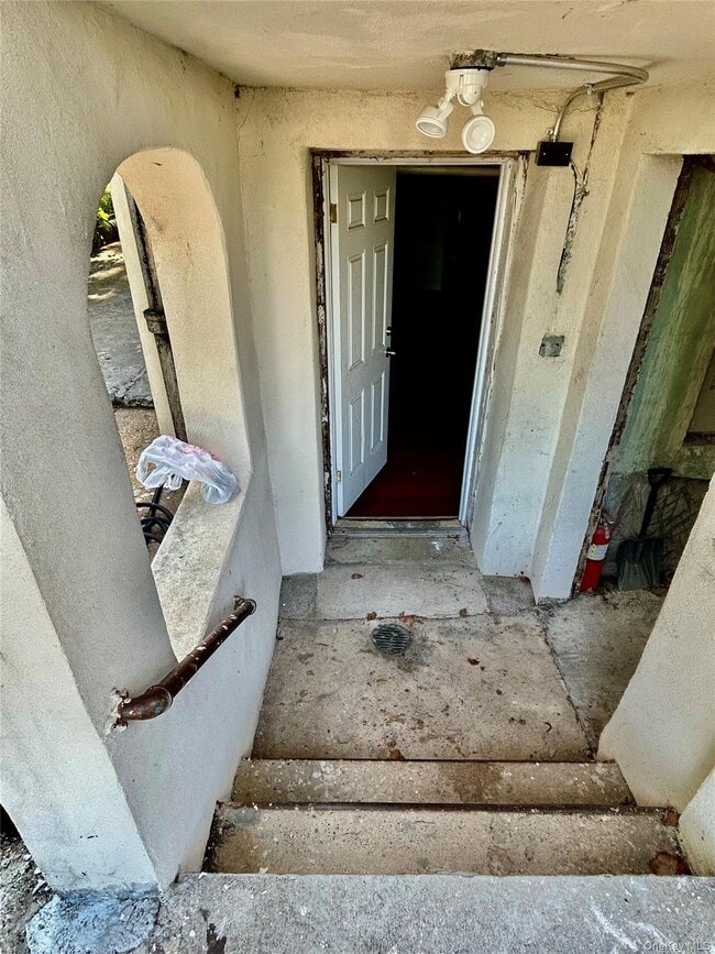 property at 2910 Tenbroeck Ave