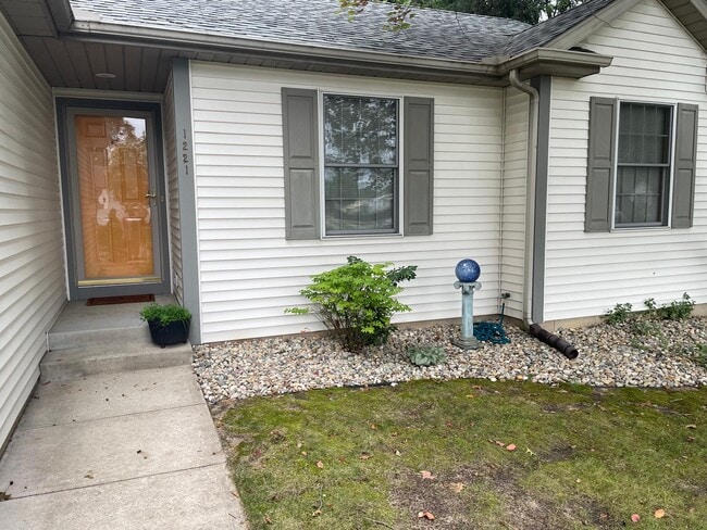 1221 Alex Way in Mishawaka, IN - Building Photo - Building Photo
