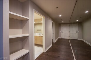 150 S Las Vegas Blvd in Las Vegas, NV - Building Photo
