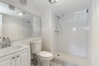 9523 S Hollybrook Lake Dr in Pembroke Pines, FL - Building Photo - Building Photo