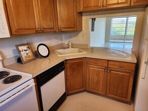 8370 Sands Point Blvd in Tamarac, FL - Building Photo - Building Photo