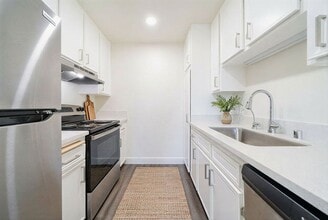 1440 Oak Dr, Unit H04 in Vista, CA - Building Photo - Building Photo