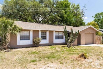 990 Vincent Dr in Mount Dora, FL - Foto de edificio - Building Photo